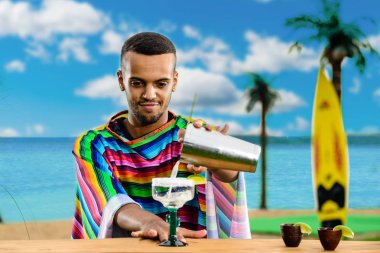 Yakışıklı, gülümseyen Meksika barmen ayakta tarih seçici odak 