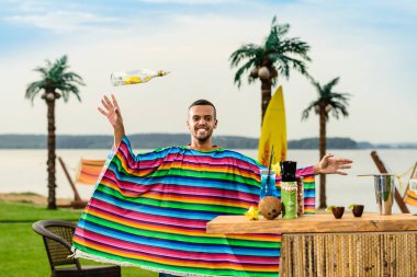 Renkli panço yakışıklı olumlu Meksika barmen atar