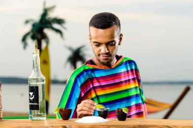 Renkli panço yakışıklı Meksika barmen tarih seçici odak