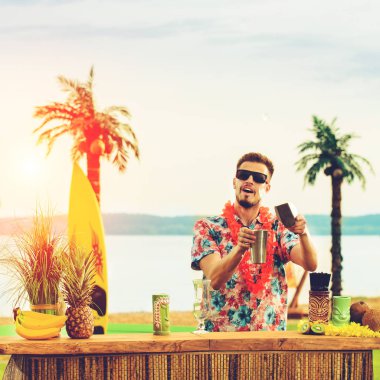 Barın yakınında duran yakışıklı barmen sayaç ve c hazırlanıyor