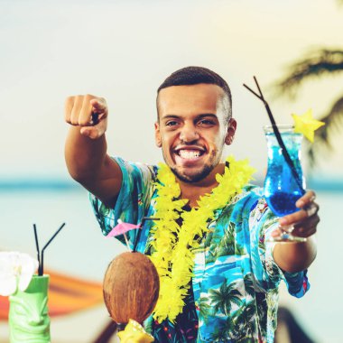 Barın yakınında duran yakışıklı gülümseyen Latin Amerika barmen 