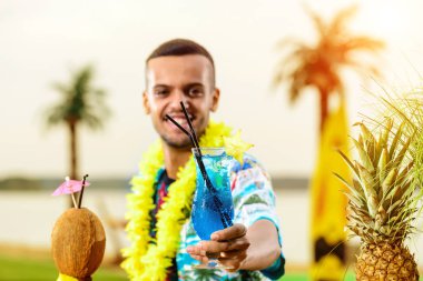 Barın yakınında duran yakışıklı gülümseyen Latin Amerika barmen 