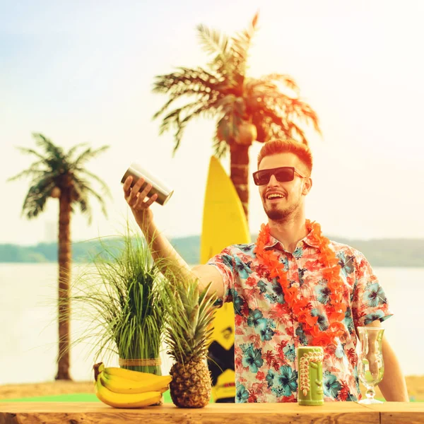 Barın yakınında duran yakışıklı barmen sayacı ve bir m holding