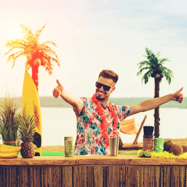 Barın yakınında duran yakışıklı barmen sayaç ve gösteren fin