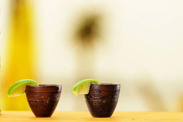 Selektivt fokus på två trä cup mexikanska tequila — Stockfoto