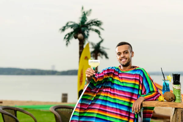 Yakışıklı, gülümseyen Meksika barmen ayakta tarih seçici odak 