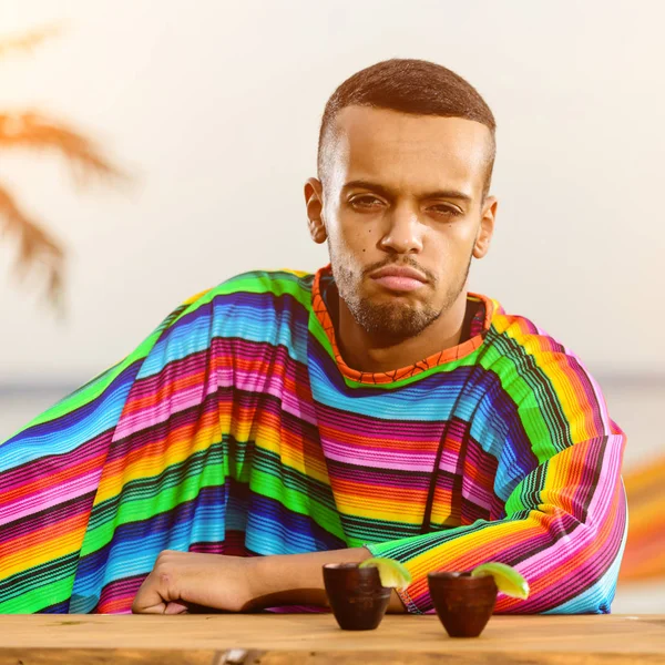 Ön bar üzerinde duran yakışıklı Meksika barmen görünümünü cou