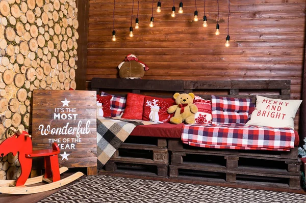 Bellissimo design degli interni di Natale. Camera decorata con legno — Foto Stock