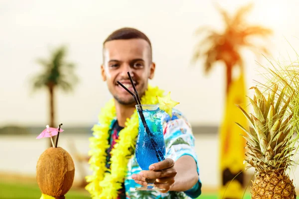 Barın yakınında duran yakışıklı gülümseyen Latin Amerika barmen 