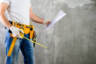 Yapı aracı kemerle ile ayakta tanımlanamayan ev erkeği