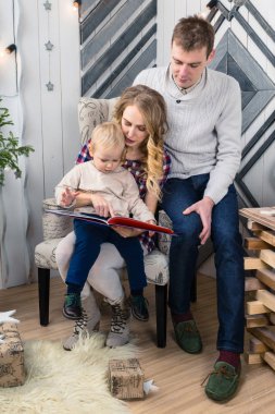 Genç aile portresi: Anne, baba ve küçük oğlu. Hepsini s