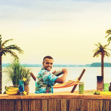 Barın yakınında duran yakışıklı Latin Amerika barmen sayaç 