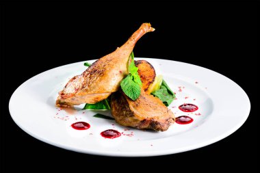 Otlar ve sos ile servis sulu lezzetli pişmiş ördek bacaklar 