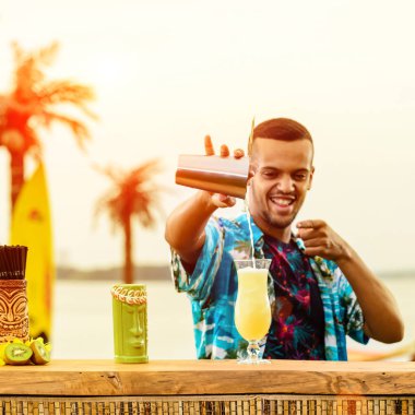 Barın yakınında duran yakışıklı gülümseyen Latin Amerika barmen 