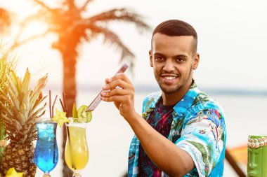 Barın yakınında duran yakışıklı Latin Amerika barmen sayaç,