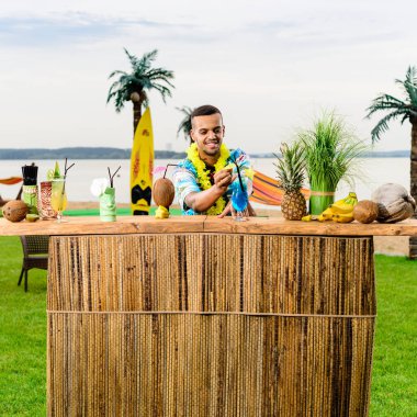 Barın yakınında duran yakışıklı Latin Amerika barmen sayaç,