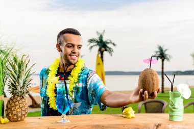 Barın yakınında duran yakışıklı gülümseyen Latin Amerika barmen 