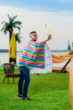 Renkli panço yakışıklı olumlu Meksika barmen atar