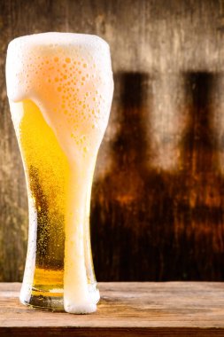 Ahşap arka plan üzerinde light bira cam iki bo gölgesi ile