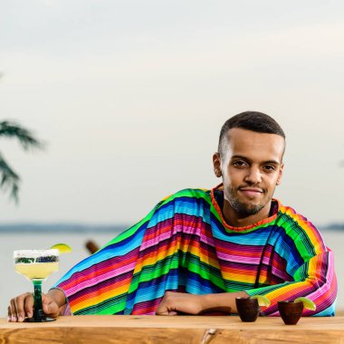 Yakışıklı olumlu Meksika barmen inci üzerinde duran önden görünümü