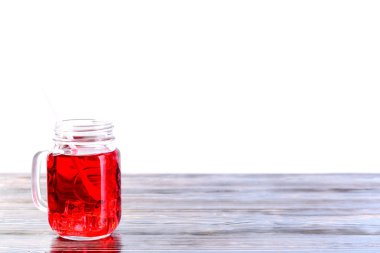 Ahşap masa üstü bir mason kavanoz limonata ışık ba üzerinde tam ile