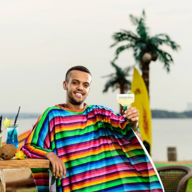 Yakışıklı, gülümseyen Meksika barmen ayakta tarih seçici odak 