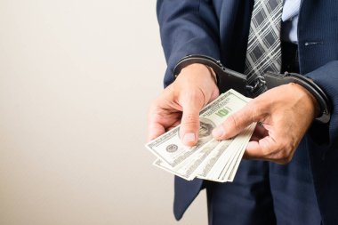 iş adamı kelepçeli tutuklandı