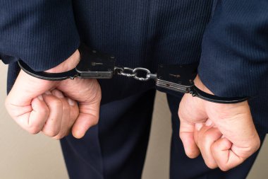 Karanlık kelepçe yakın çekim elinde