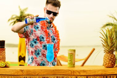 Barın yakınında duran yakışıklı barmen sayaç, horoz hazırlanıyor