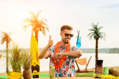 Barın yakınında duran yakışıklı barmen sayaç, horoz hazırlanıyor