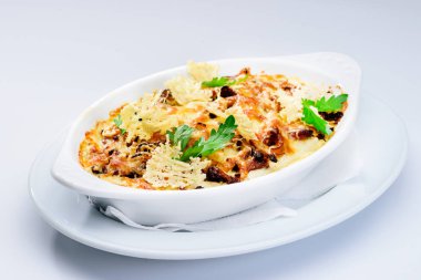 Muş ile lezzetli ve iştah açıcı geleneksel İtalyan lazanya yemek