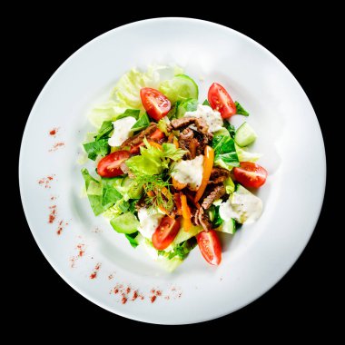 Biftek salata domates, salatalık, beyaz peynir ve peppe ile kızartma