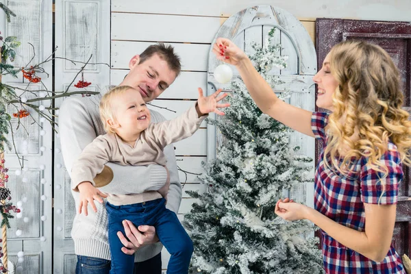 Portret szczęśliwa Rodzina: Mama, Tata i synek. Tata gospodarstwa l — Zdjęcie stockowe