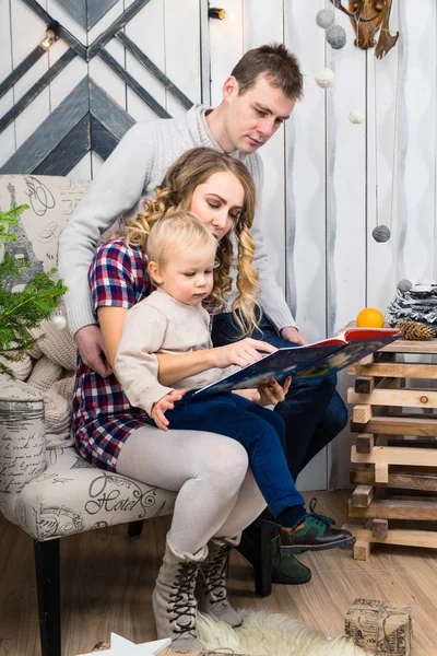 Genç aile portresi: Anne, baba ve küçük oğlu. Hepsini s