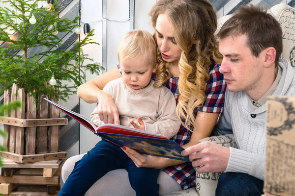 Genç aile portresi: Anne, baba ve küçük oğlu. Hepsini s