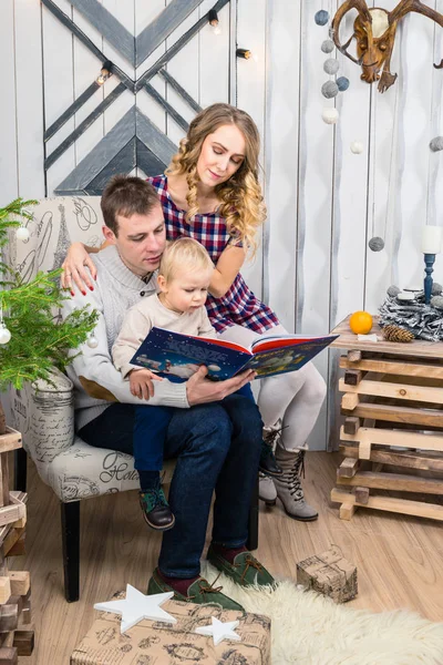 Genç aile portresi: Anne, baba ve küçük oğlu. Hepsini s