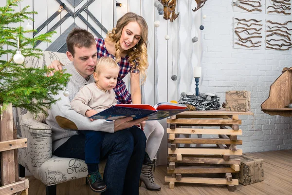 Genç aile portresi: Anne, baba ve küçük oğlu. Hepsini s
