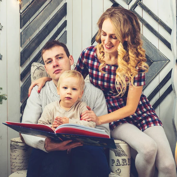 Genç aile portresi: Anne, baba ve küçük oğlu. Hepsini s