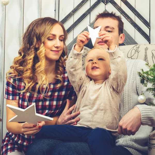 Portret młodej rodziny: Mama, Tata i synek. Wszystkie z nich s — Zdjęcie stockowe