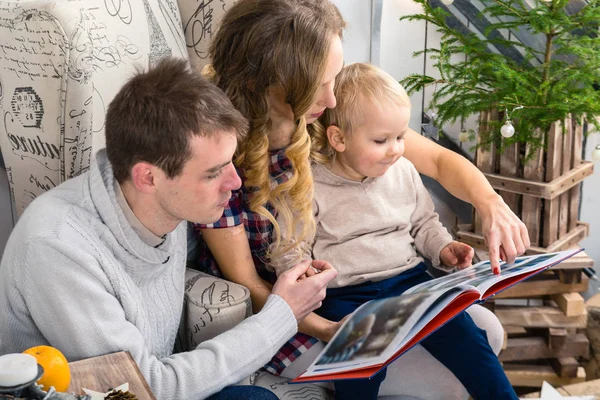 Genç aile portresi: Anne, baba ve küçük oğlu. Hepsini s