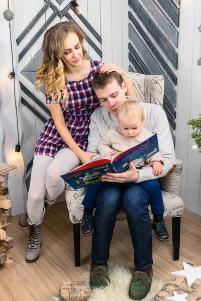 Genç aile portresi: Anne, baba ve küçük oğlu. Hepsini s