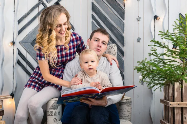 Genç aile portresi: Anne, baba ve küçük oğlu. Hepsini s