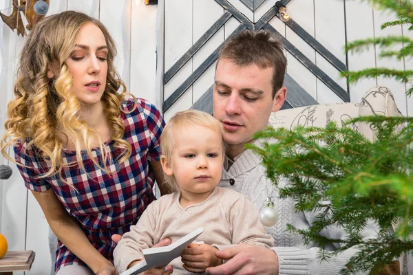 Genç aile portresi: Anne, baba ve küçük oğlu. Hepsini s