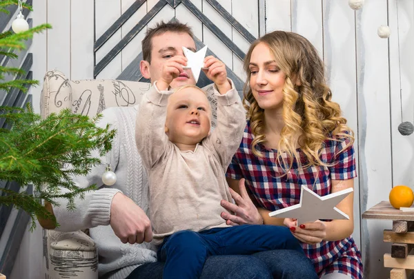 Genç aile portresi: Anne, baba ve küçük oğlu. Hepsini s