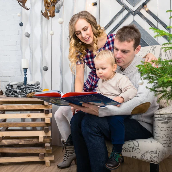 Genç aile portresi: Anne, baba ve küçük oğlu. Hepsini s