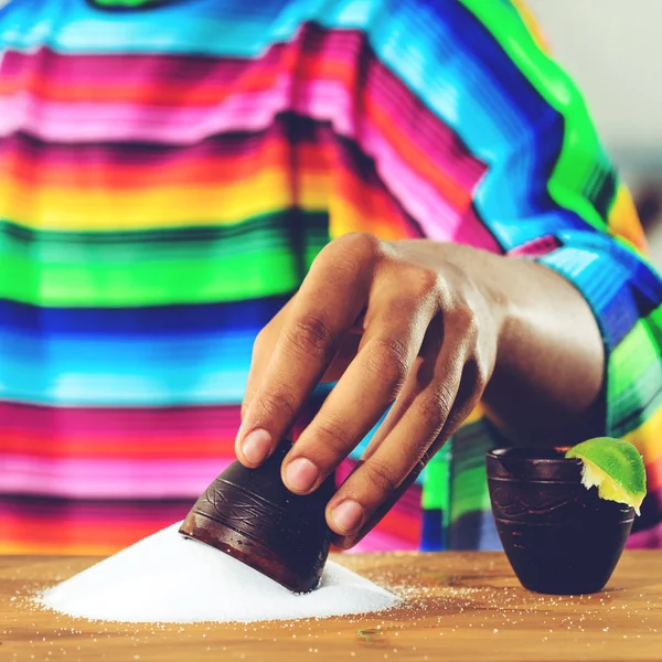 Mexican gold tequila. Selective focus on salt on the table, on t — Stock Photo, Image