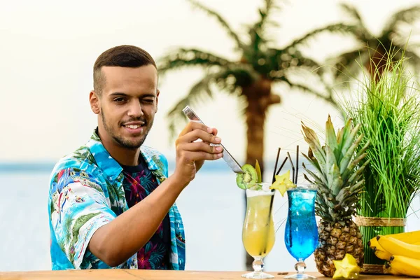 Barın yakınında duran yakışıklı Latin Amerika barmen sayaç,