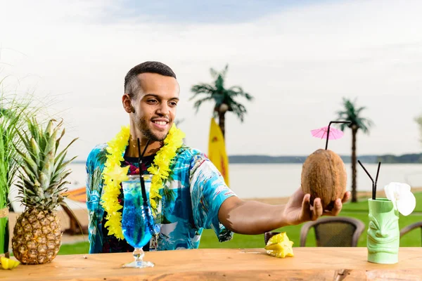 Barın yakınında duran yakışıklı gülümseyen Latin Amerika barmen 