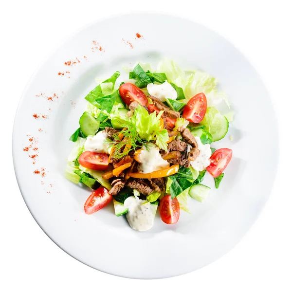 Салат із смаженої яловичини з помідорами, огірками, сиром фета та перцем — стокове фото