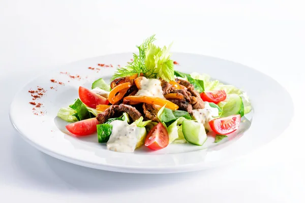 Salada de rosbife com tomate, pepino, queijo feta e pimenta — Fotografia de Stock